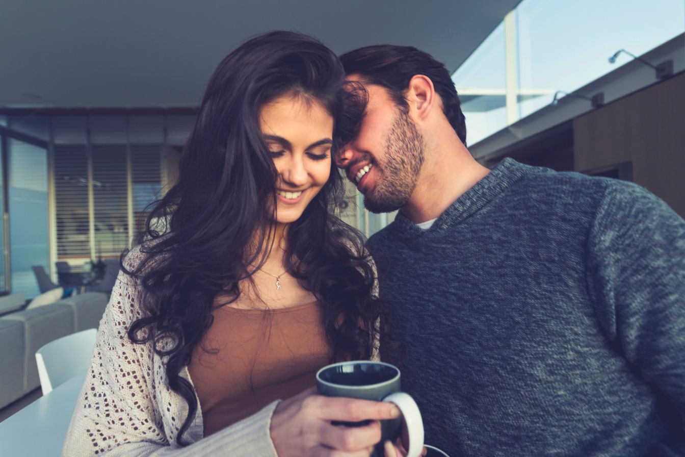 Paar beim Online-Flirten auf Flirtfinden